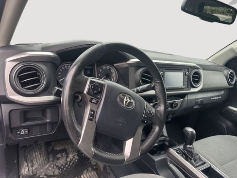 Used 2017 Toyota Tacoma SR5 w/ Tow Package RWD image 10