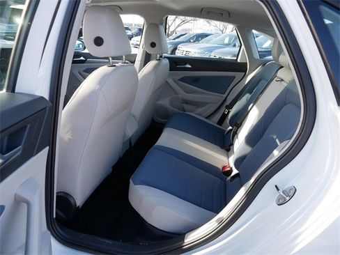 Certified 2025 Volkswagen Jetta SE image 17