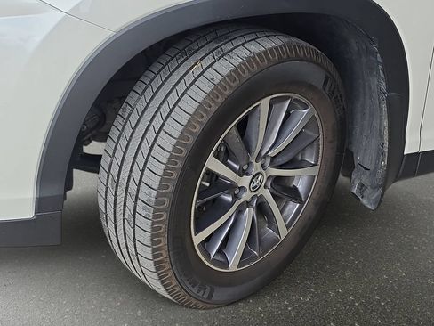 Used 2019 Toyota Highlander XLE w/ Carpet Mat Package (TMS) AWD/4WD image 35