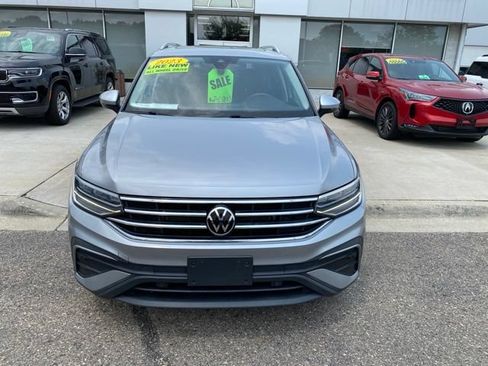 Used 2023 Volkswagen Tiguan SE w/ Panoramic Sunroof Package AWD/4WD image 11