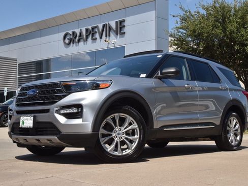 Used 2023 Ford Explorer XLT w/ Equipment Group 202A AWD/4WD image 2