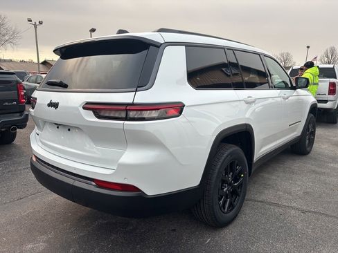 New 2026 Jeep Grand Cherokee L Laredo image 3