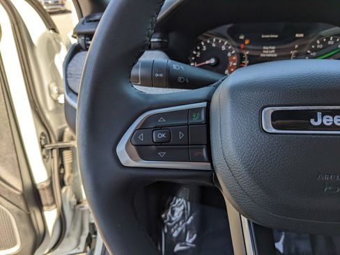 Used 2023 Jeep Compass Latitude image 32