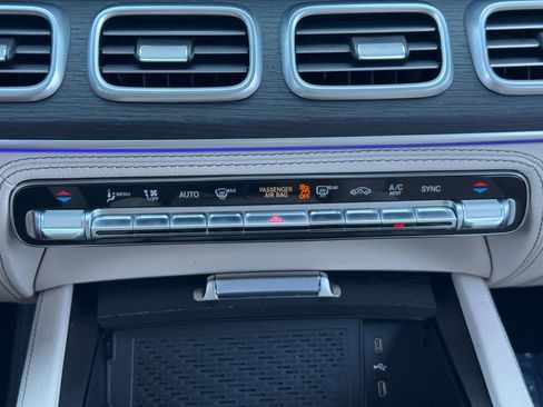 Used 2025 Mercedes-Benz GLE 580 4MATIC w/ Driver Assistance Package image 34