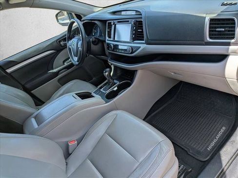 Used 2016 Toyota Highlander XLE AWD/4WD image 23