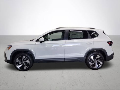 New 2025 Volkswagen Taos SE image 9