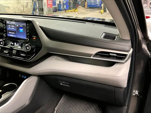 Certified 2022 Toyota Highlander XLE image 17