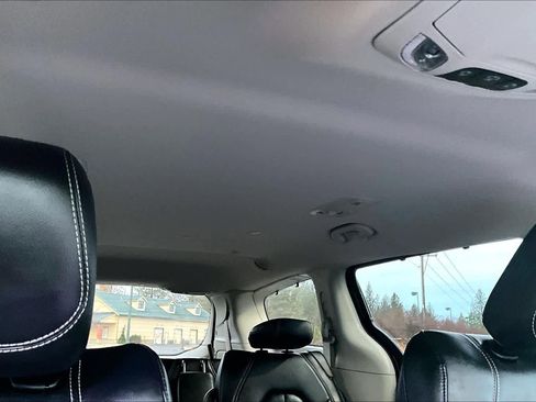 Used 2022 Chrysler Pacifica Touring-L image 30