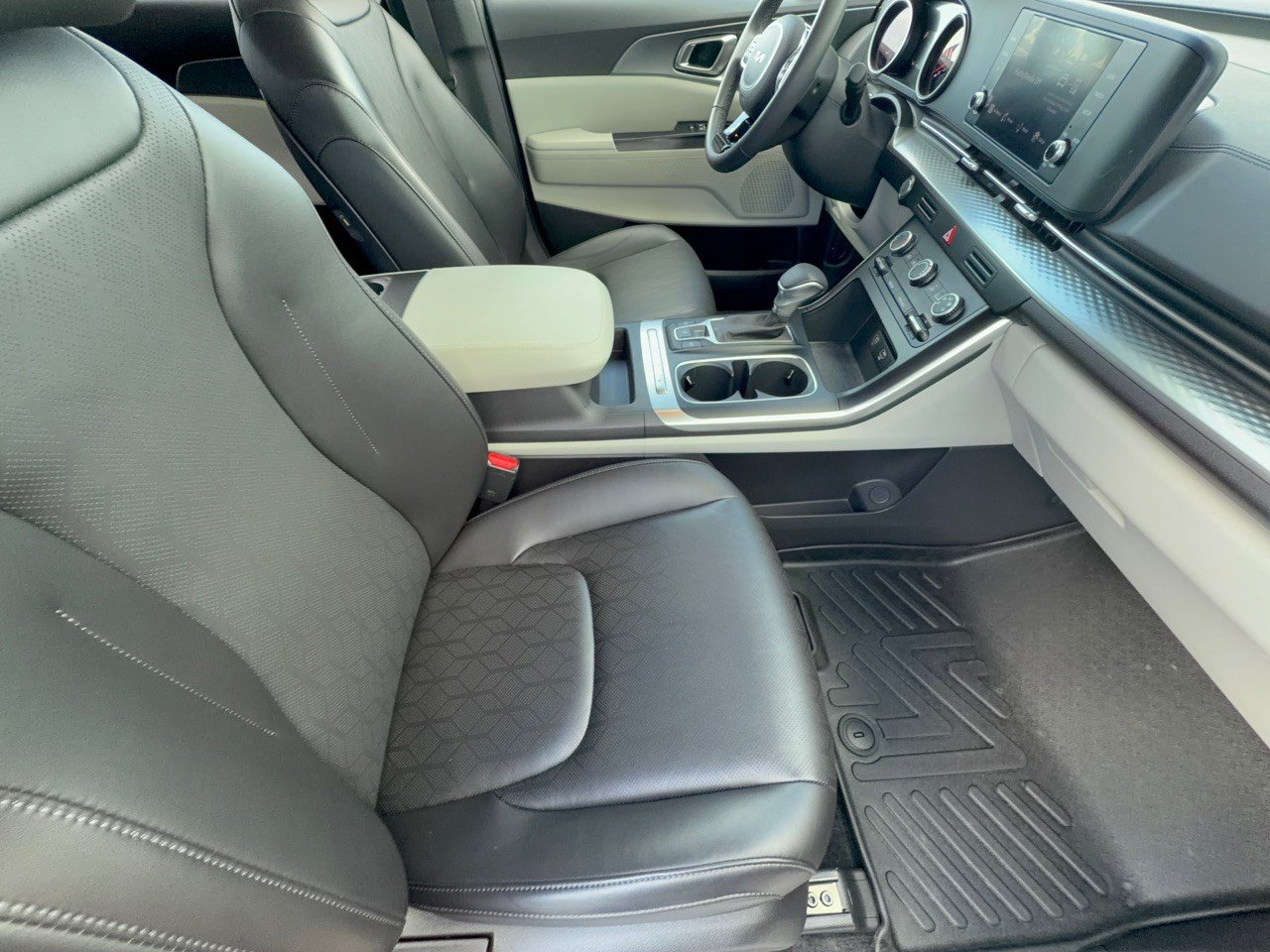 Used 2024 Kia Carnival LX FWD image 30