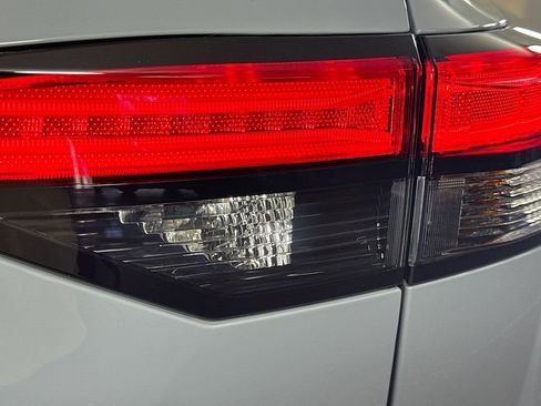 Used 2024 Nissan Pathfinder Platinum image 33