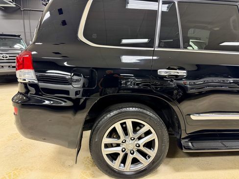 Used 2013 Lexus LX 570 4WD w/ Luxury Pkg w/Pre-crash image 18