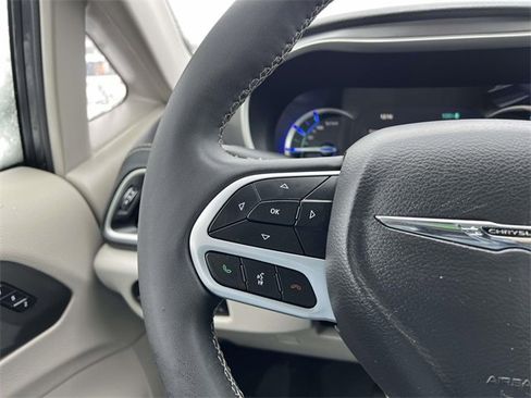 Used 2022 Chrysler Pacifica Touring-L w/ Uconnect Theater Family Group image 17