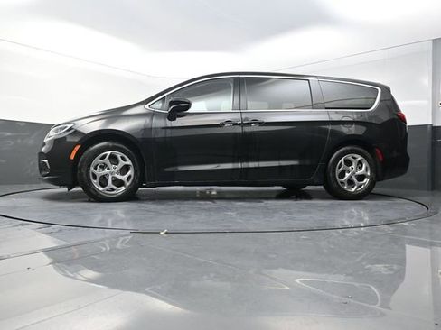 Used 2024 Chrysler Pacifica Limited image 32