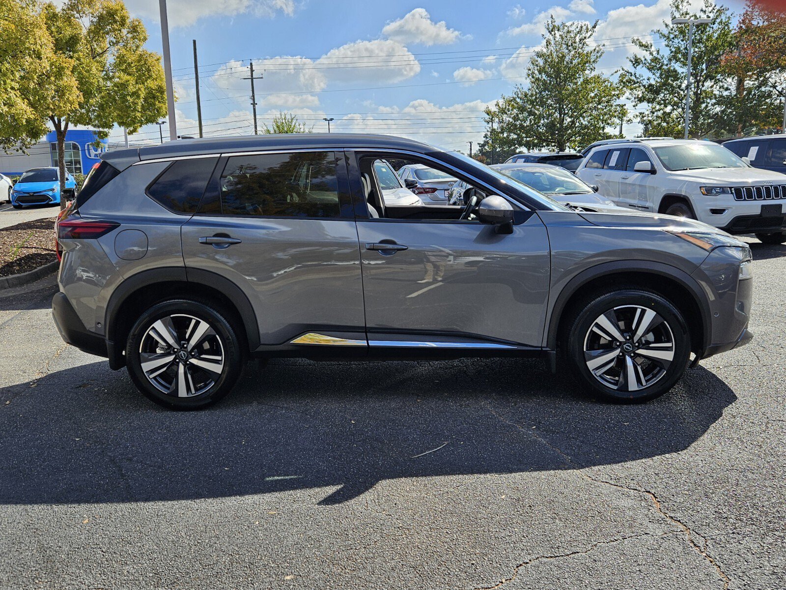 Used 2023 Nissan Rogue SL w/ SL Premium Package FWD image 5