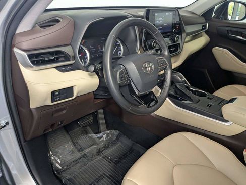 Used 2021 Toyota Highlander XLE FWD image 14