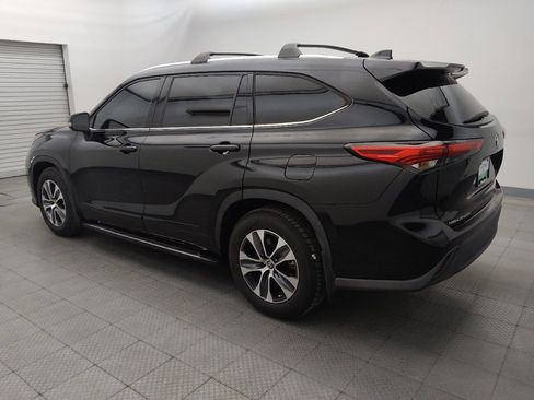 Used 2021 Toyota Highlander XLE FWD image 3