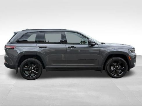 New 2025 Jeep Grand Cherokee Altitude AWD/4WD image 8