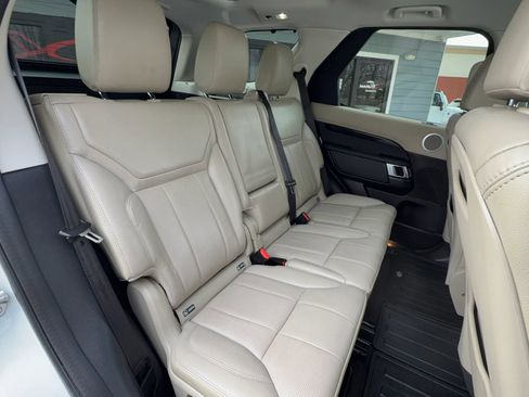 Used 2017 Land Rover Discovery SE image 23