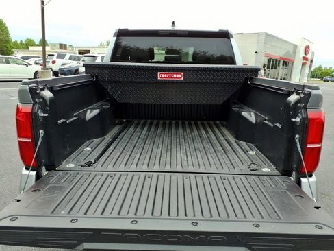 Certified 2024 Toyota Tacoma SR5 AWD/4WD image 10