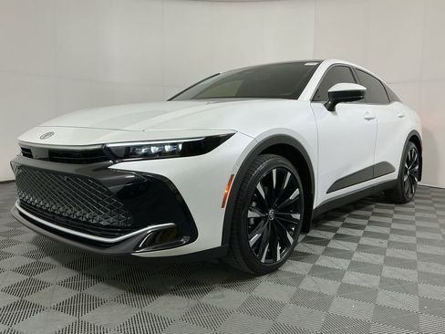 Used 2023 Toyota Crown Platinum image 2