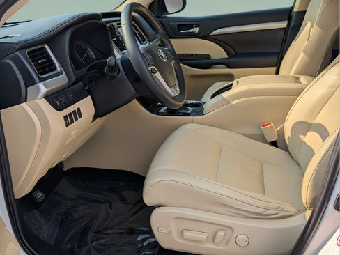 Used 2019 Toyota Highlander XLE FWD image 10