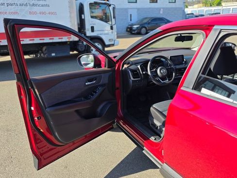 Used 2023 Nissan Rogue SV image 36