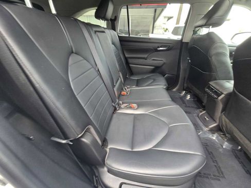 Used 2021 Toyota Highlander XLE image 14