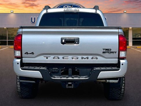 Used 2017 Toyota Tacoma TRD Sport AWD/4WD image 4