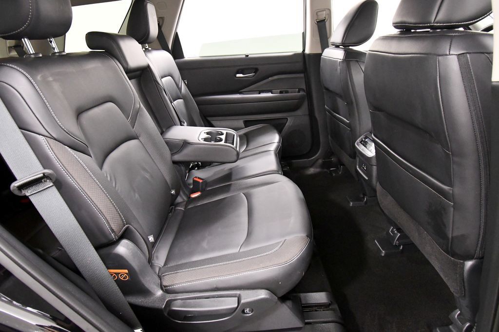 Used 2024 Nissan Pathfinder SL AWD/4WD image 18