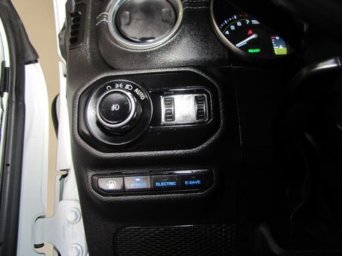 Used 2022 Jeep Wrangler Unlimited Sahara w/ Cold Weather Group AWD/4WD image 8