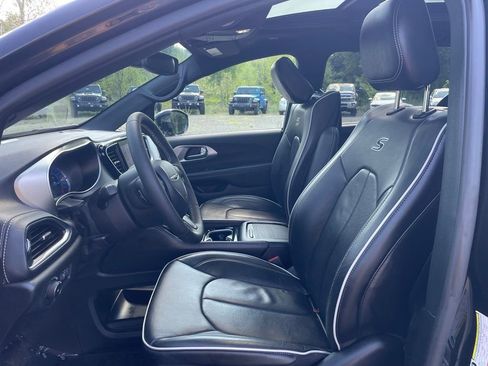 Used 2023 Chrysler Pacifica Limited w/ Uconnect Theater Family Group FWD image 2