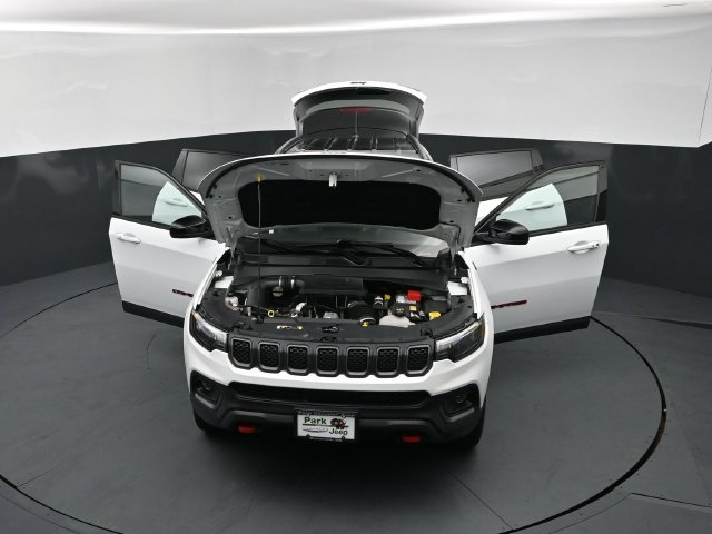 Used 2023 Jeep Compass Trailhawk w/ Trailhawk Convenience Group AWD/4WD image 25