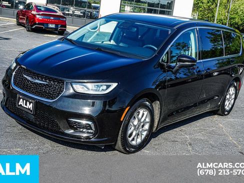 Used 2023 Chrysler Pacifica Touring-L FWD image 14