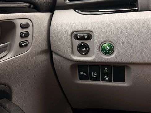 Used 2016 Honda Pilot Touring image 28