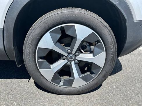 Certified 2025 Volvo XC40 B5 Plus AWD/4WD image 9
