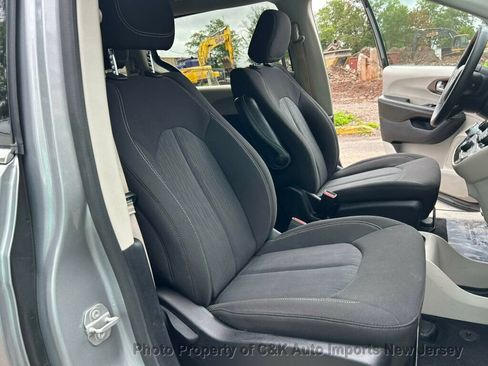 Used 2020 Chrysler Voyager L FWD image 30