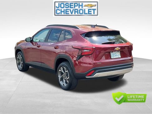 Used 2025 Chevrolet Trax LT w/ LT Convenience Package FWD image 3