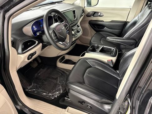 Used 2023 Chrysler Pacifica Touring-L FWD image 26