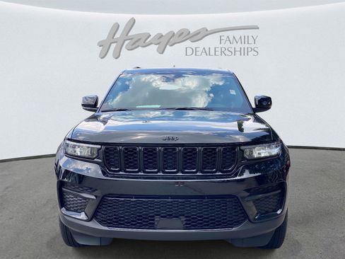 Used 2024 Jeep Grand Cherokee Altitude RWD image 10