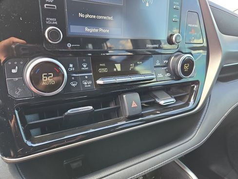Used 2020 Toyota Highlander XLE AWD/4WD image 23