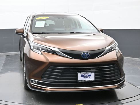 Used 2022 Toyota Sienna XLE image 2