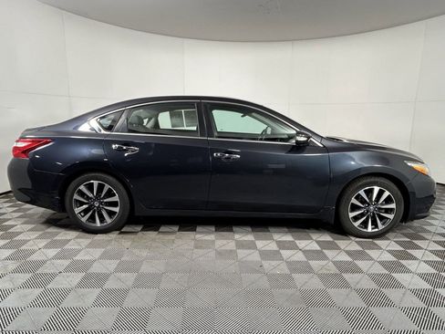 Used 2016 Nissan Altima 2.5 SL w/ Moonroof Package image 4