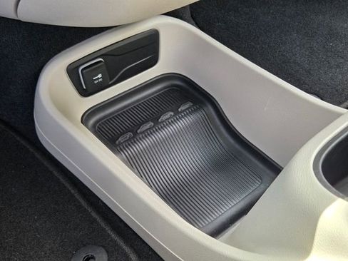 Used 2023 Chrysler Pacifica Touring-L FWD image 28