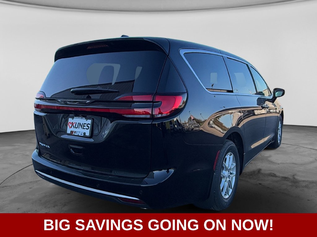 New 2027 Chrysler Pacifica Select FWD image 8