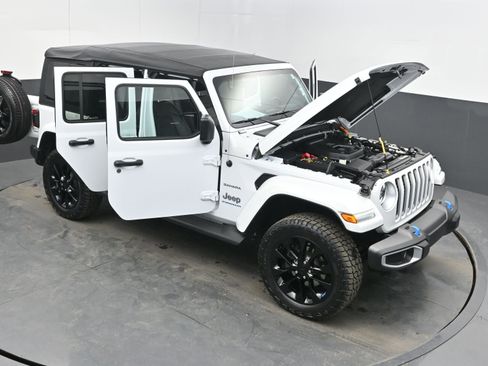 Used 2023 Jeep Wrangler Sahara w/ Cold Weather Group image 39