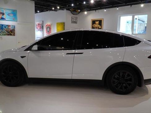 Used 2022 Tesla Model X Plaid image 8