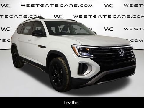 Used 2025 Volkswagen Atlas Peak Edition SE image 4