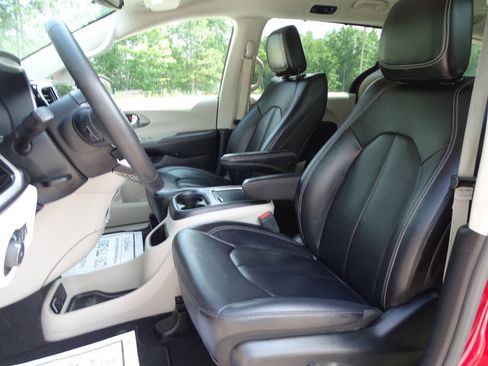 Used 2024 Chrysler Pacifica Touring-L FWD image 2
