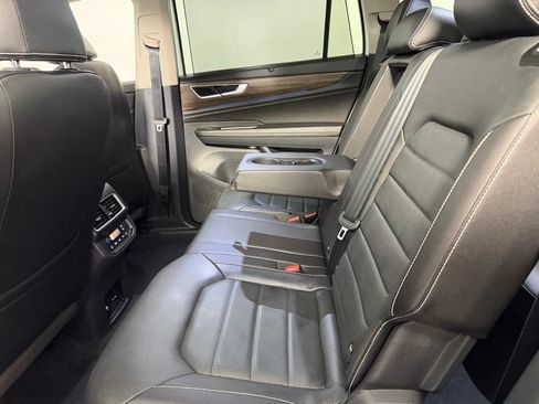 Used 2025 Volkswagen Atlas SEL AWD/4WD image 27