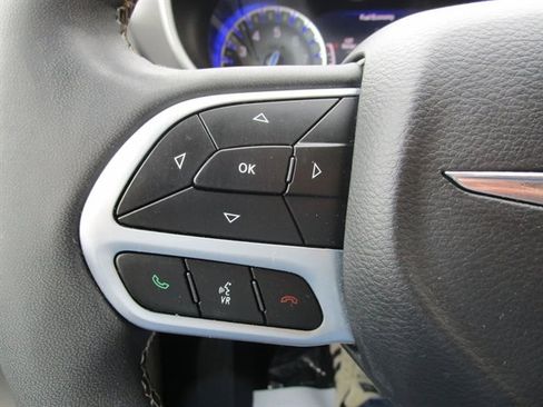 Used 2023 Chrysler Pacifica Touring-L FWD image 22
